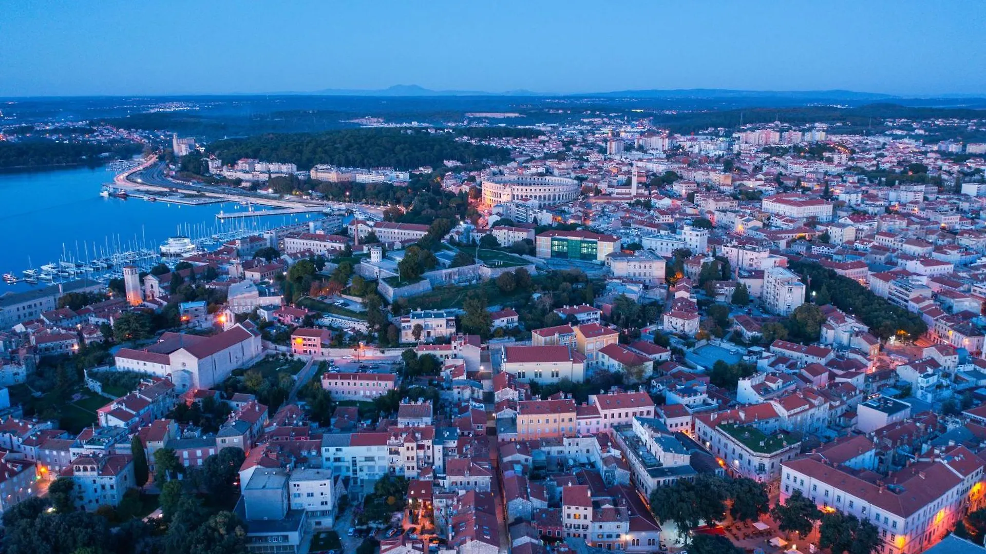 Arta Apartments City Center - With Private Parking Pula