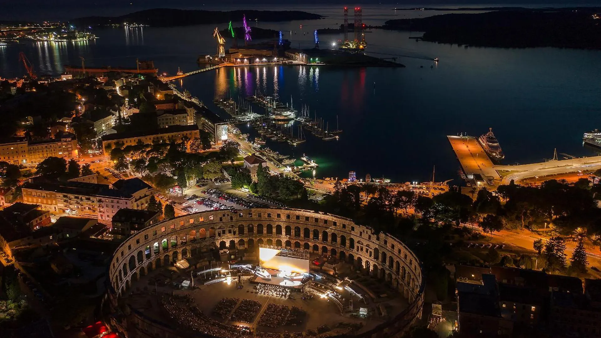 Arta Apartments City Center - With Private Parking Pula