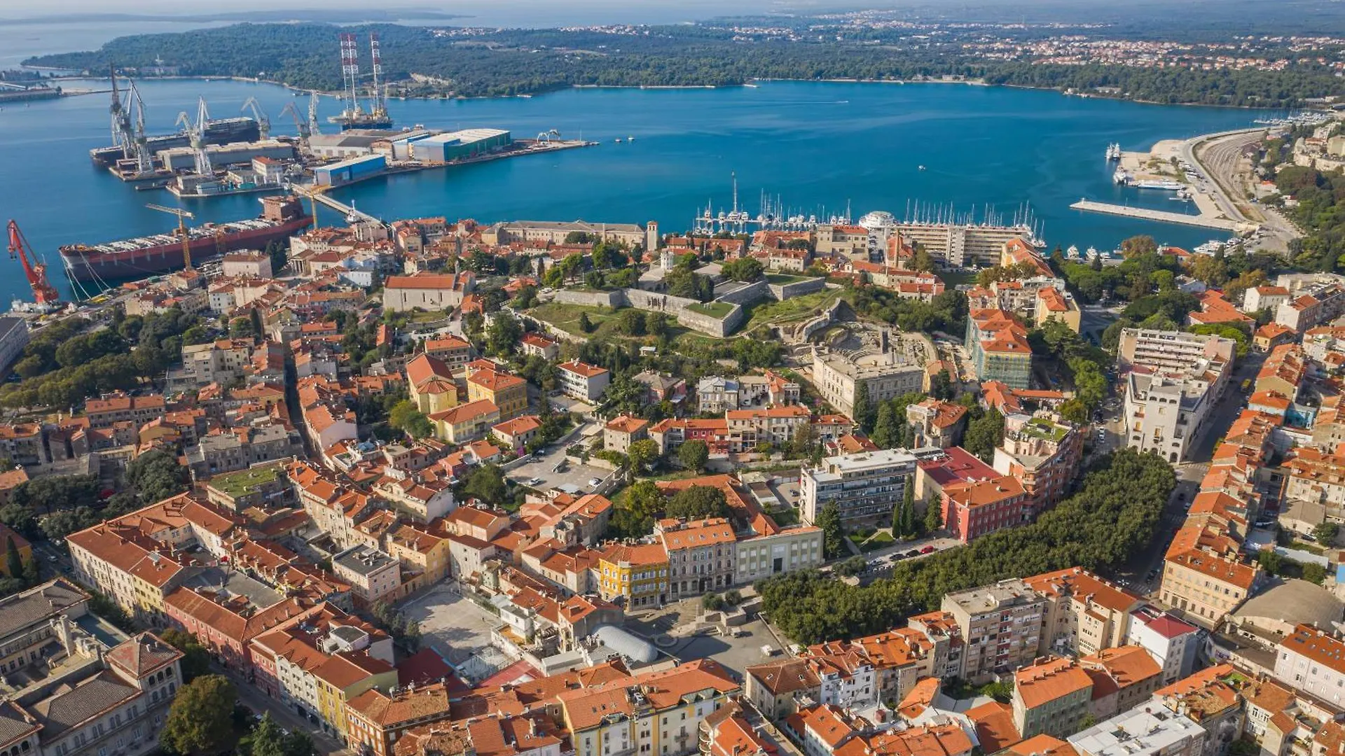 Arta Apartments City Center - With Private Parking Pula